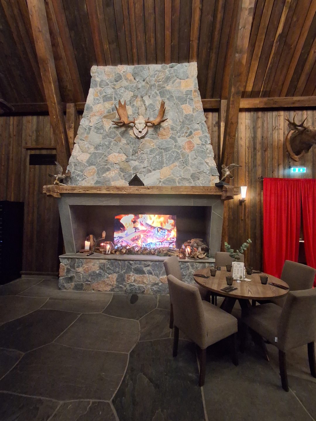Interiør peis, Lothepus Camping
